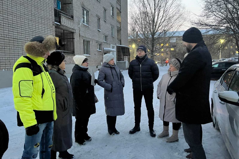 Денис Долженко встретился с жителями Вологды по вопросам размещения контейнерных площадок
