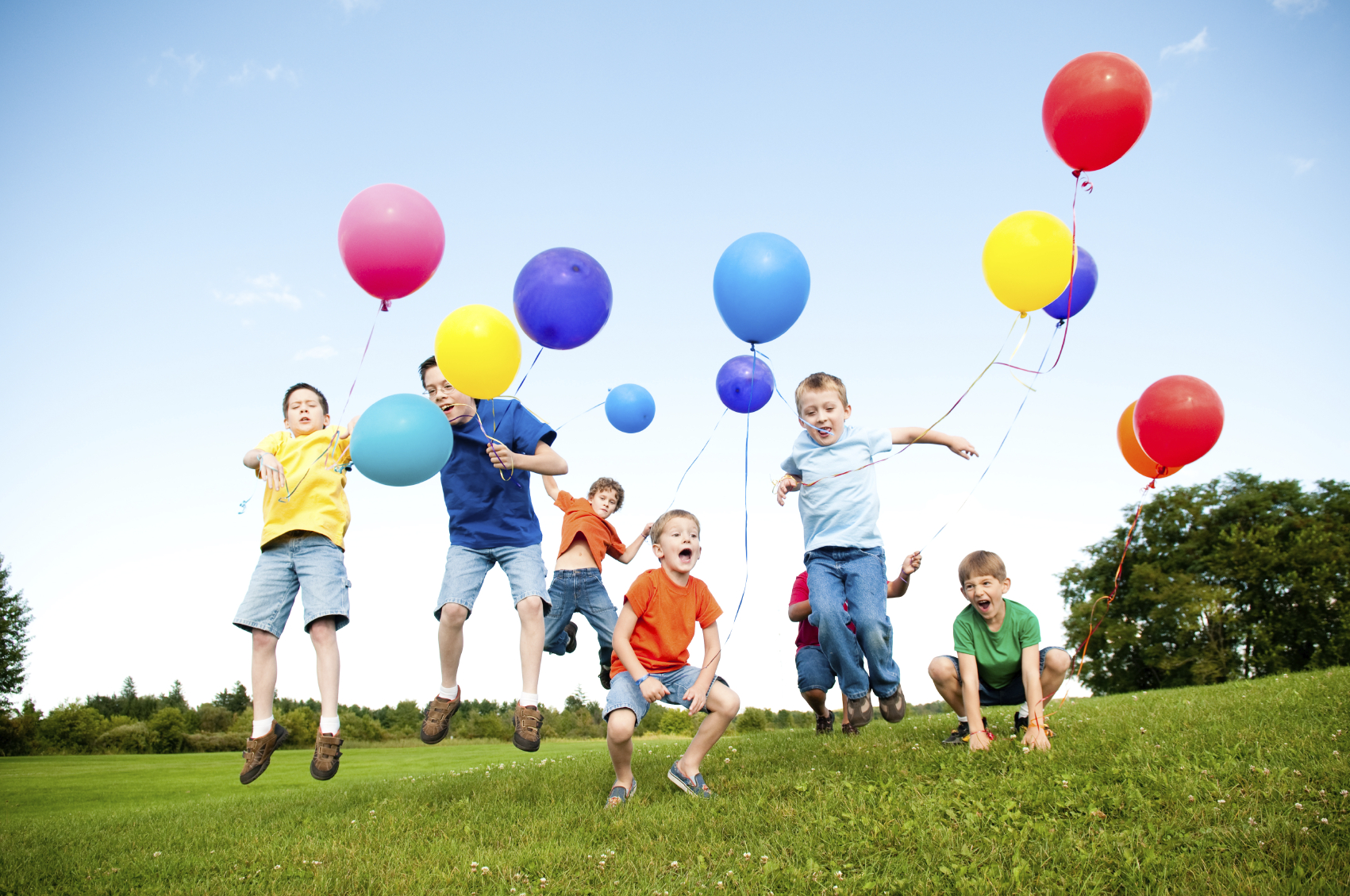 Игра веселая радость. С шариками детей летом. Дети с воздушными шарами. Воздушные шары для детей. Дети с воздушными шариками.