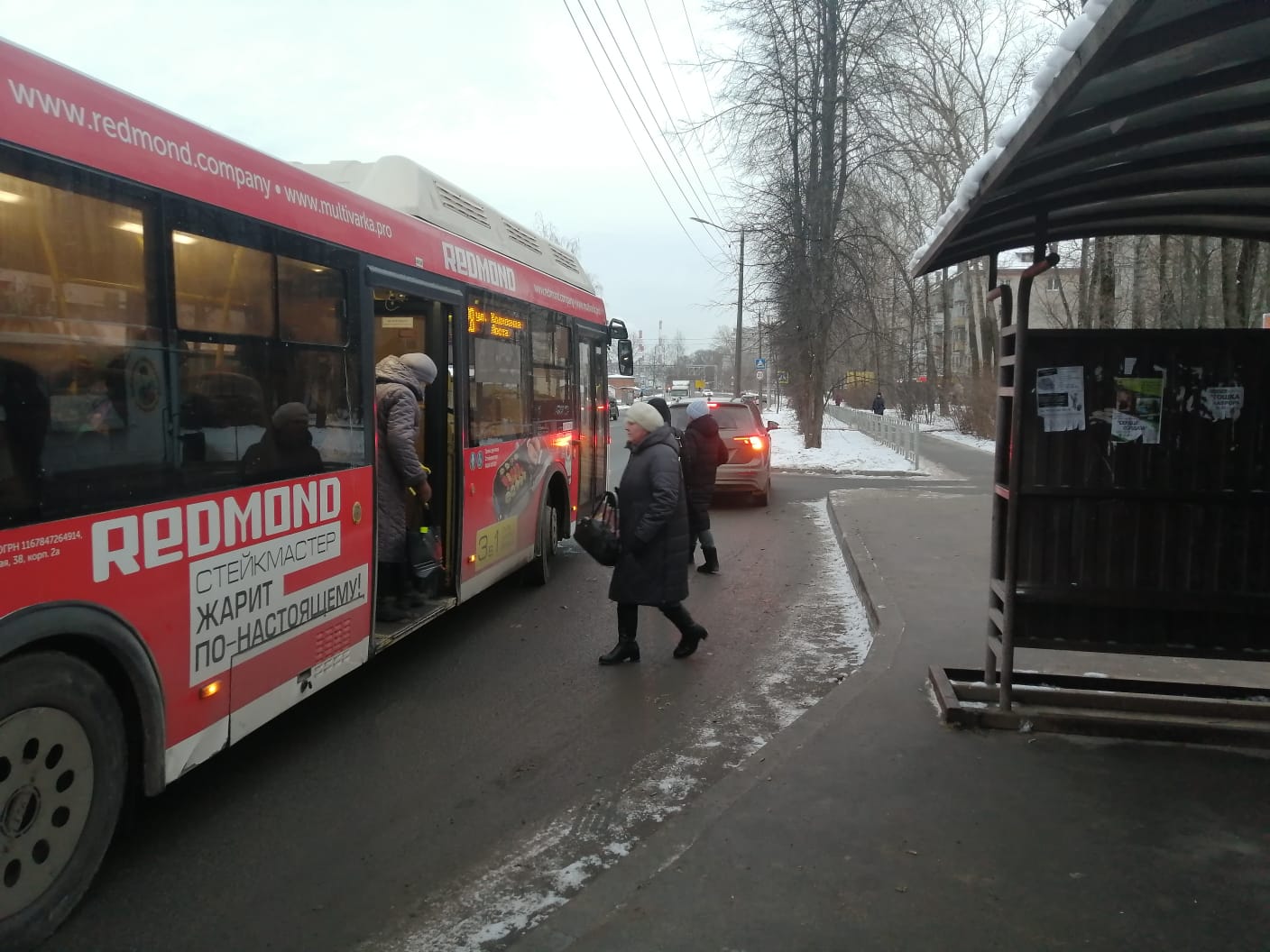 В Вологде жители Завокзального микрорайона обратились к Роману Заварину, чтобы добиться переноса автобусной остановки 