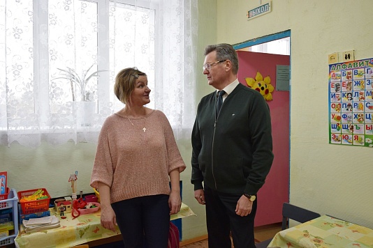 Андрей Пулин помог решить вопрос с заменой старых оконных рам в детском саду в поселке Сазоново Чагодощенского района 