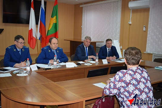 Депутат Павел Горчаков и прокурор области Андрей Тимошичев провели совместный прием граждан в Никольском районе