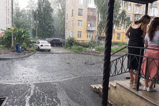 Серьезную проверку депутатским, общественным контролем и проливным дождем прошли дворы в Вологде, которые ремонтируются в рамках  Народной программы «Единой России»