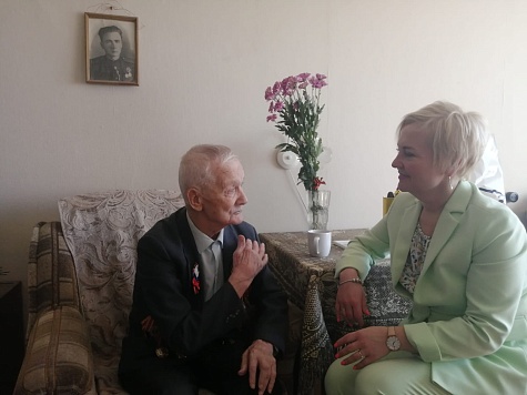 В канун Дня Победы ветеран Великой Отечественной войны Энгельс Елсуков принимал поздравления и подарки