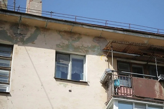 Андрей Луценко помог решить вопрос с переносом сроков капитального ремонта крыши жилого дома